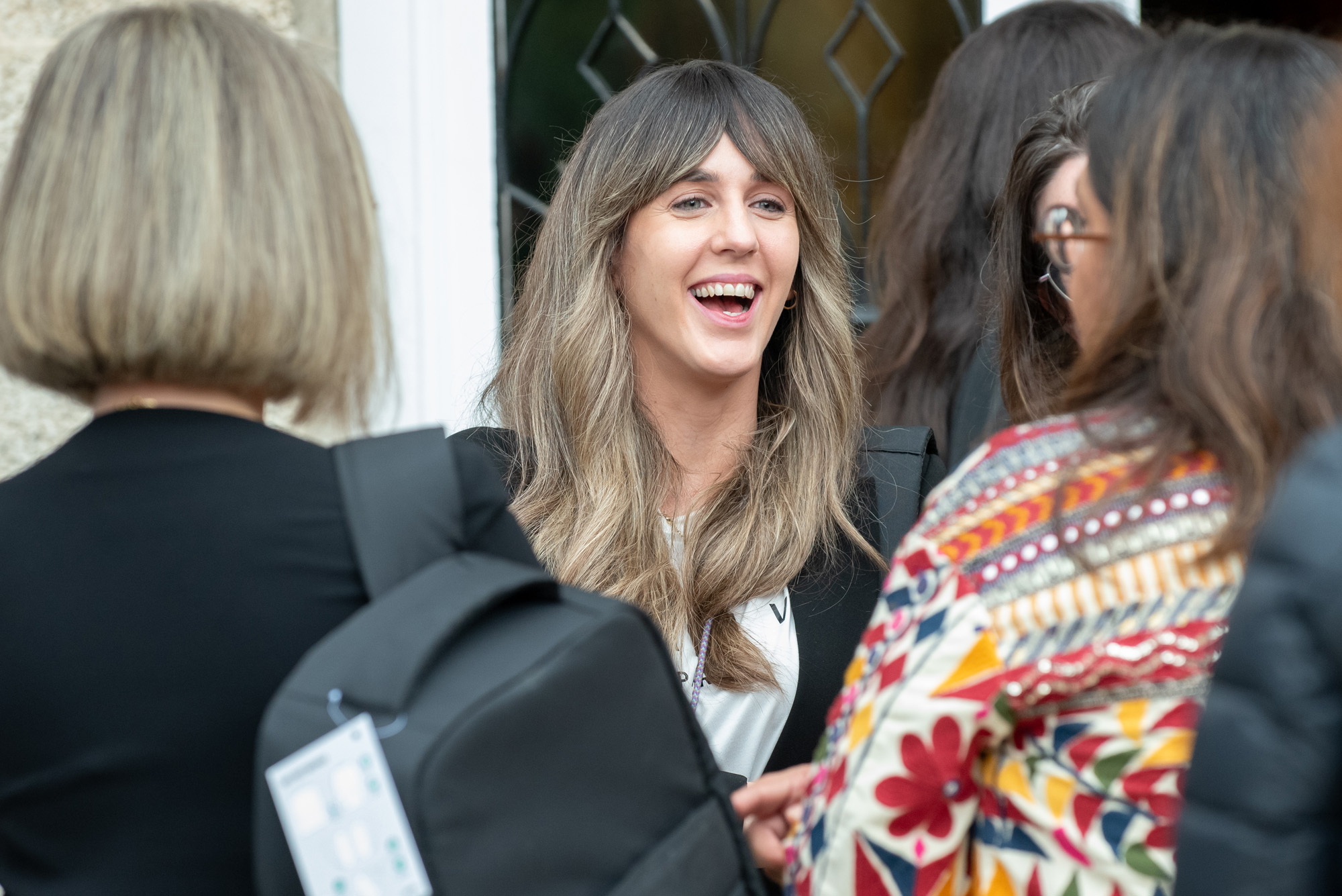 Mujer riéndose en un evento de networking en IFFE