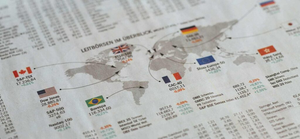 Imagen de Periódico con un mapa mundi y gráfico de precios