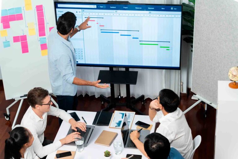 Personas en una oficina usando metodologías de gestión de proyectos en su día a día