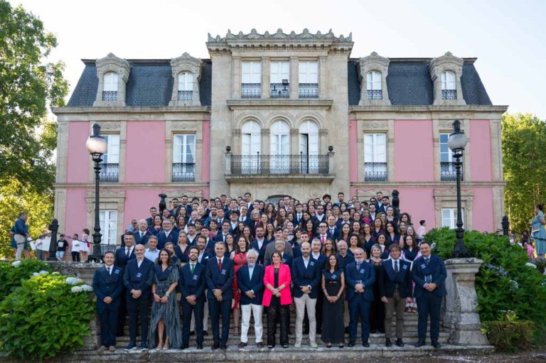 Foto de familia del alumnado de la XVI Promoción de Programas Máster de IFFE Business School en el acto de clausura