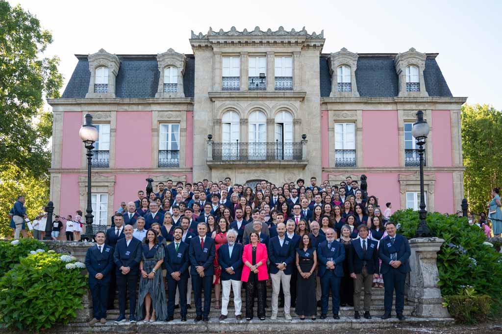 Foto de familia del alumnado de la XVI Promoción de Programas Máster de IFFE Business School en el acto de clausura