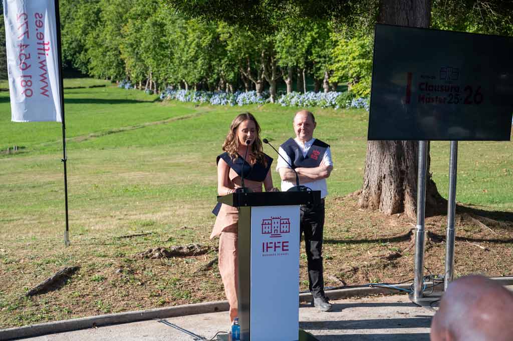 Alumnos de la XVI Promoción de Programas Máster de IFFE Business School dando un discurso en el acto de clausura
