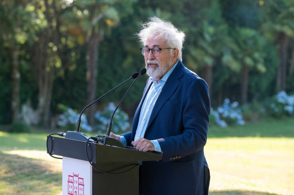 Antonio Parente, padrino de promoción, da un discurso en el acto de clausura