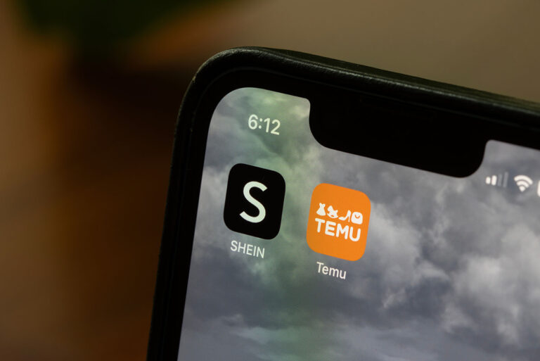 Pantalla de un teléfono móvil íconos de aplicaciones de Shein y Temu