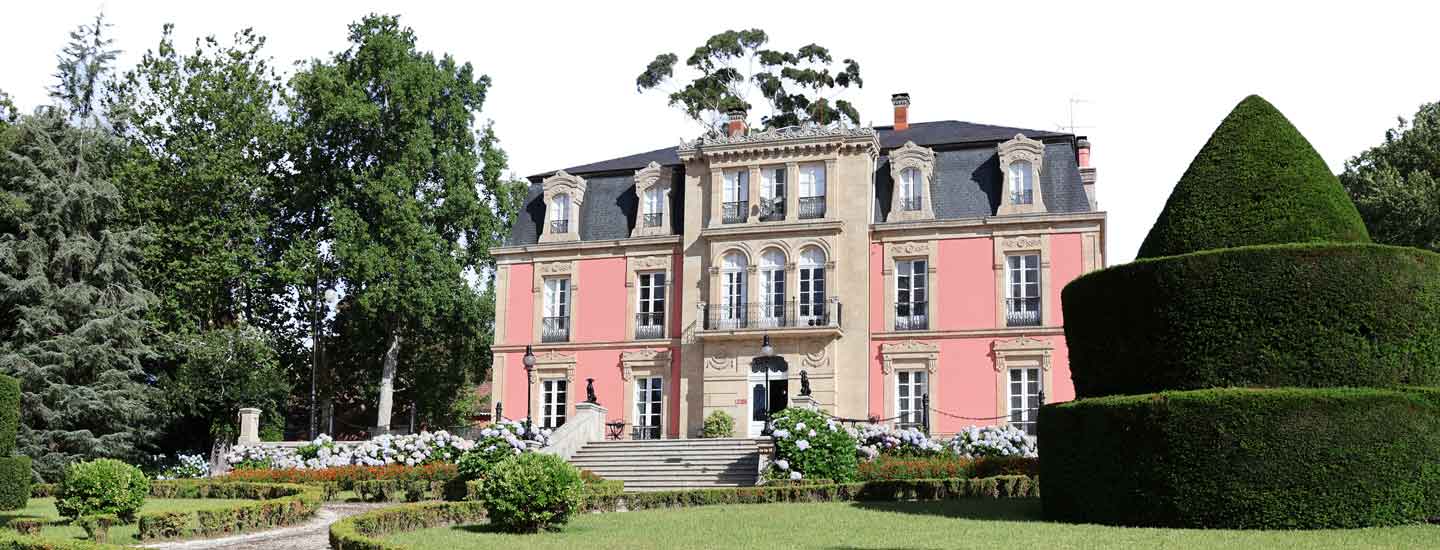 Campus IFFE Business School dónde se puede ver la escuela de negocios y parte de sus jardines.