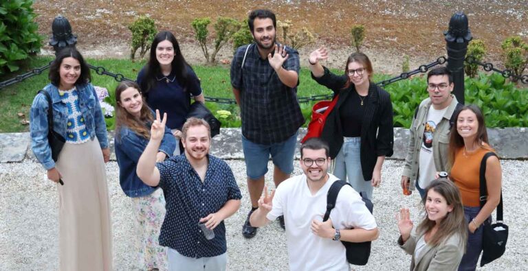 Alumnos de IFFE celebrando fincho de fin de curso de 2025, luego de elegir el máster correcto según su perfil