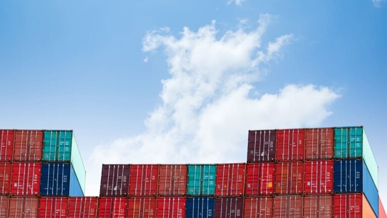 Contenedores apilados de una empresa que vende internacionalmente