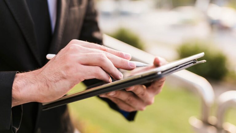 directivo-tablet-industria-futbol-deportes
