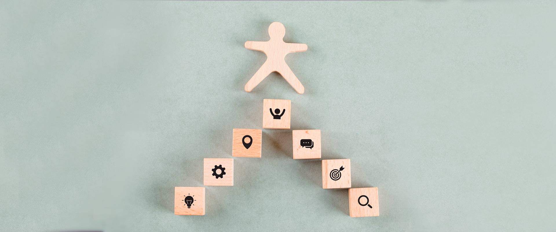 Ilustración con cubos de madera en pirámente con logos que representan logros