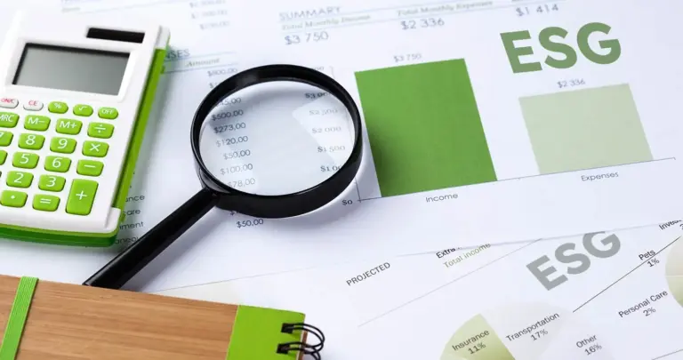 Mesa aplicando las finanzas sostenibles a una empresa.
