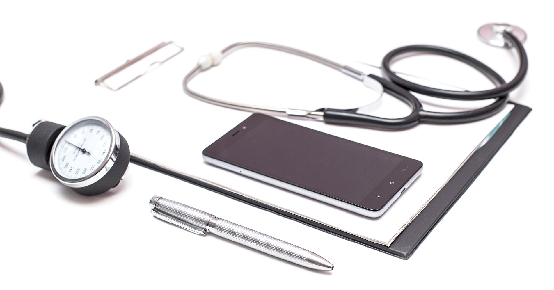 Fondo con fonendo, folios y bolígrado usados por una gestora sanitaria