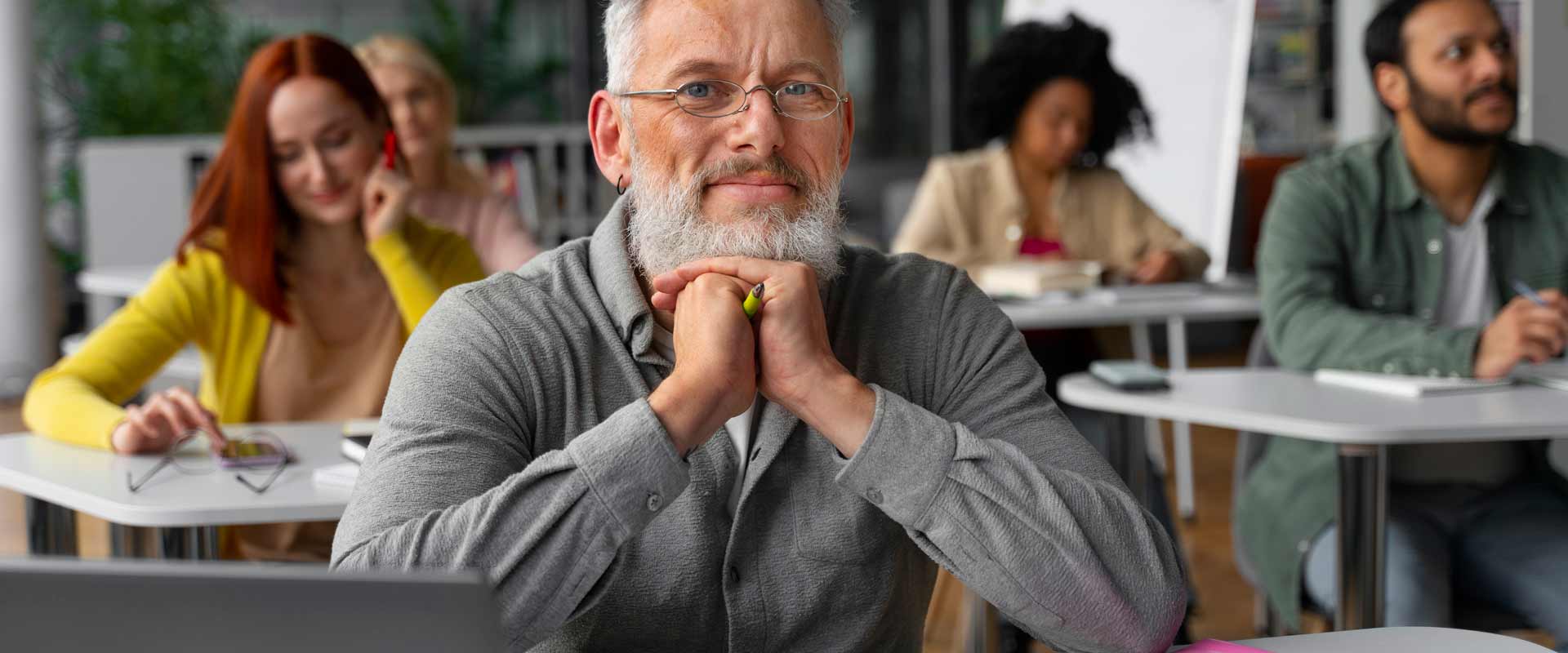 Persona de más de 50 años en formación contínua en clase de máster
