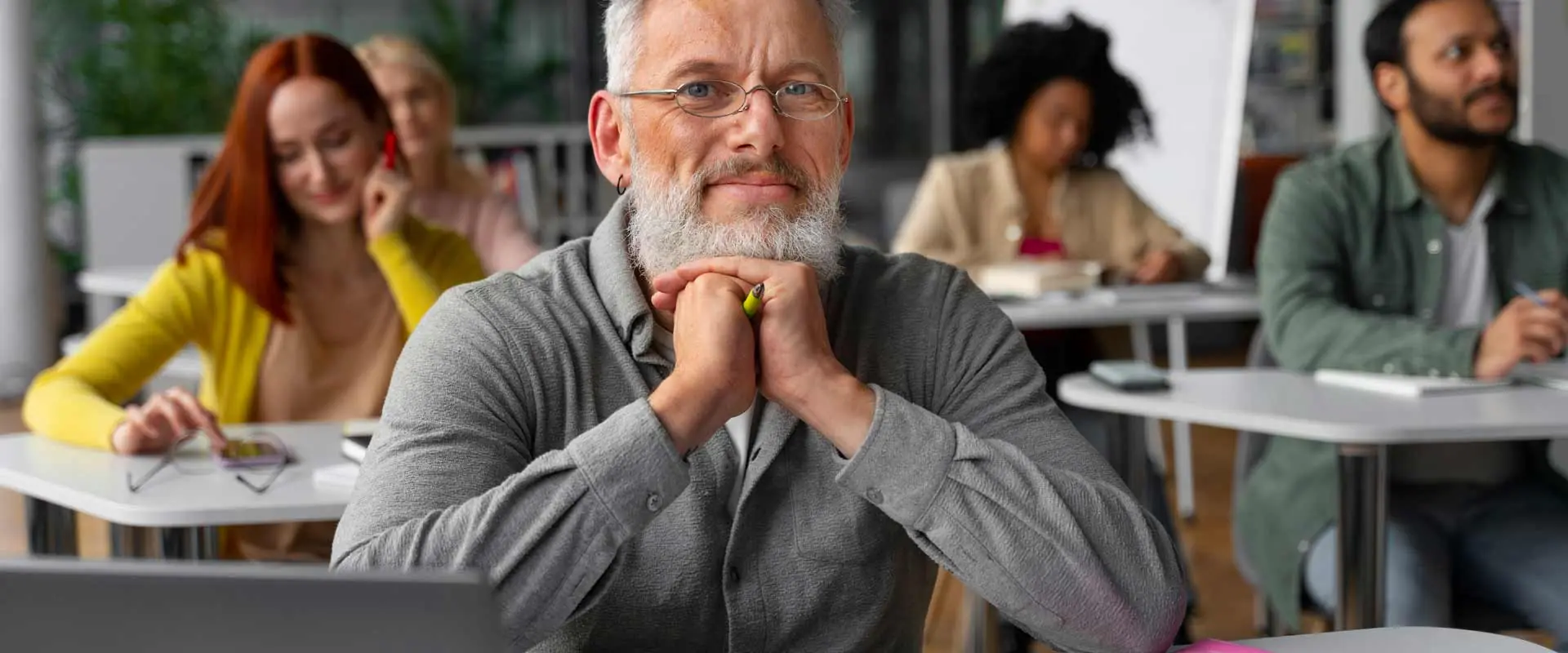 Persona de más de 50 años en formación contínua en clase de máster