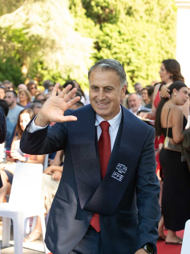 Francesc Pumarola, director del Máster en Marketing Digital & eCommerce, saludando en el acto de clausura