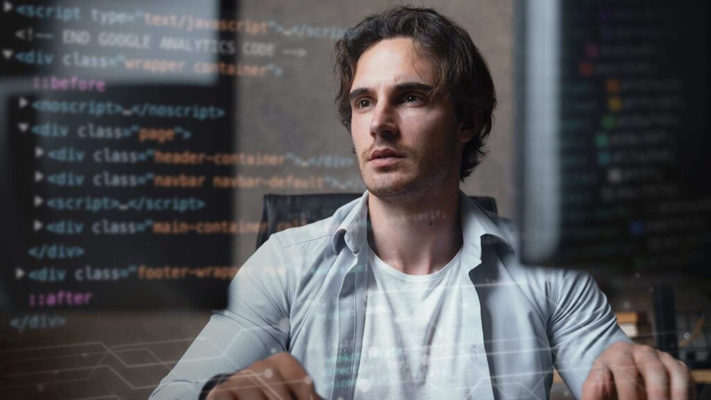 Hombre joven usando herramientas de análisis de datos en pantalla de ordenador