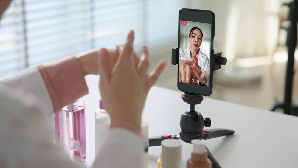 Influencer live shopping promocionando productos en un directo de sus redes sociales