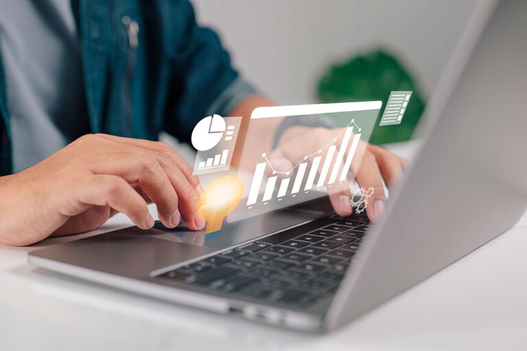 Manos usando herramientas de análisis de datos en un portátil
