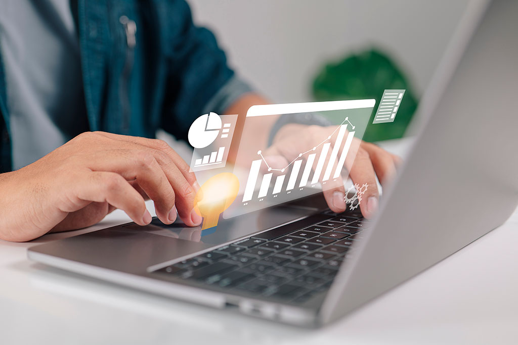 Manos usando herramientas de análisis de datos en un portátil