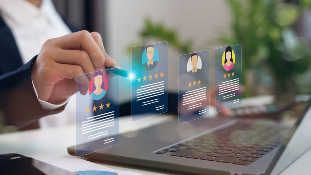 Persona con un puntero aplicando la disciplina People Analytics para gestionar talento