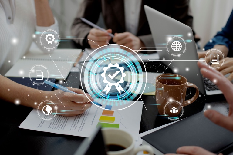 Equipo de trabajo en una mesa usando big data y herramientas de análisis de datos