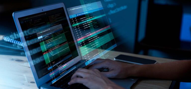 Manos de una persona en un portátil revisando qué es big data y sus aplicaciones.