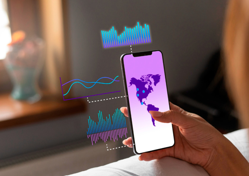 Mano haciendo scroll en una pantalla de móvil mostrando datos de trabajos del futuro