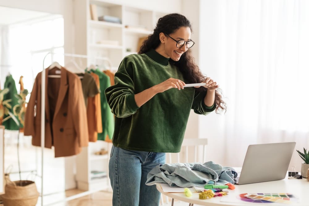 Chica emprendedora sacando una foto a una prenda de su marca