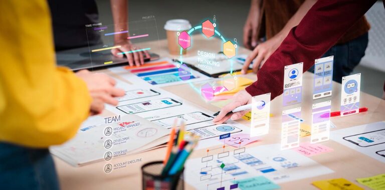 Personas usando design thinking en un equipo de trabajo