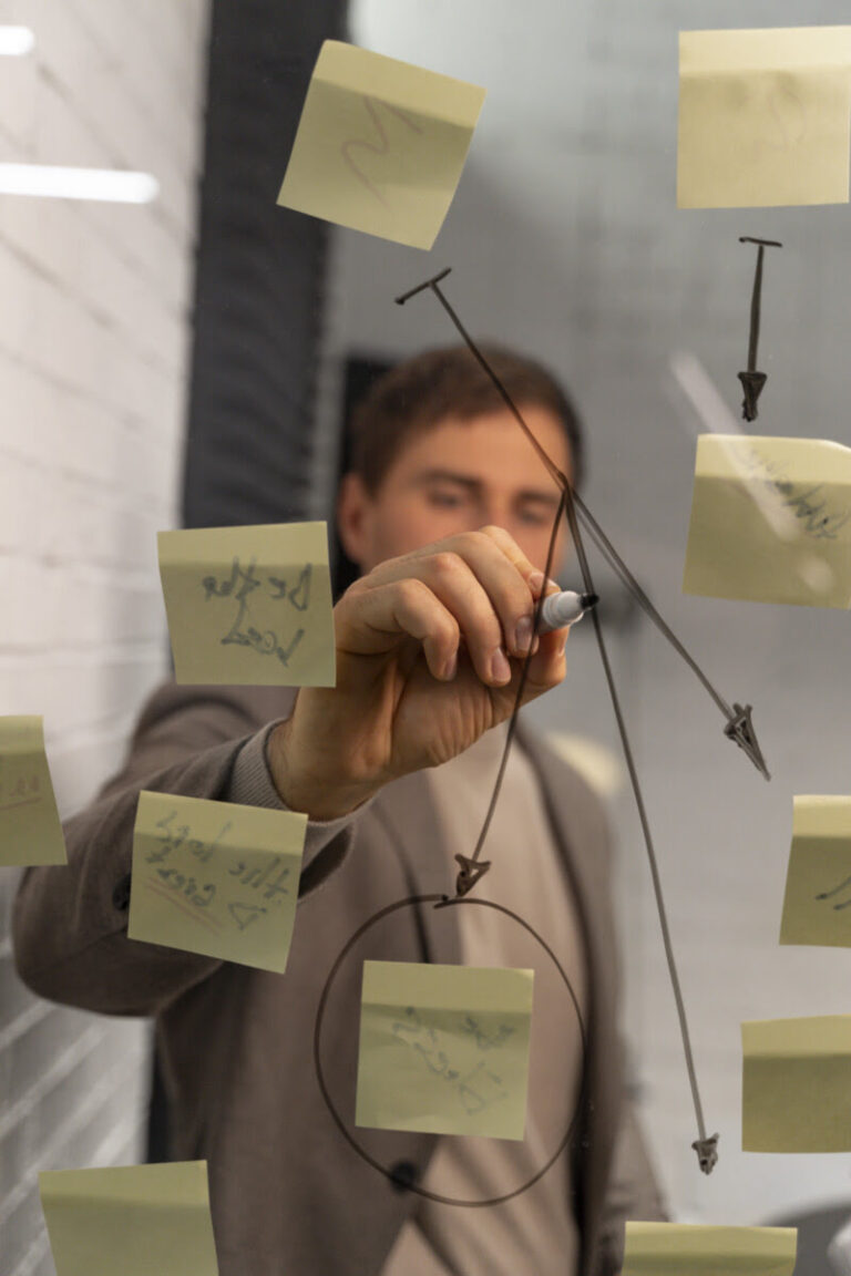 Product manager hombre trabajando en una pantalla de vidrio