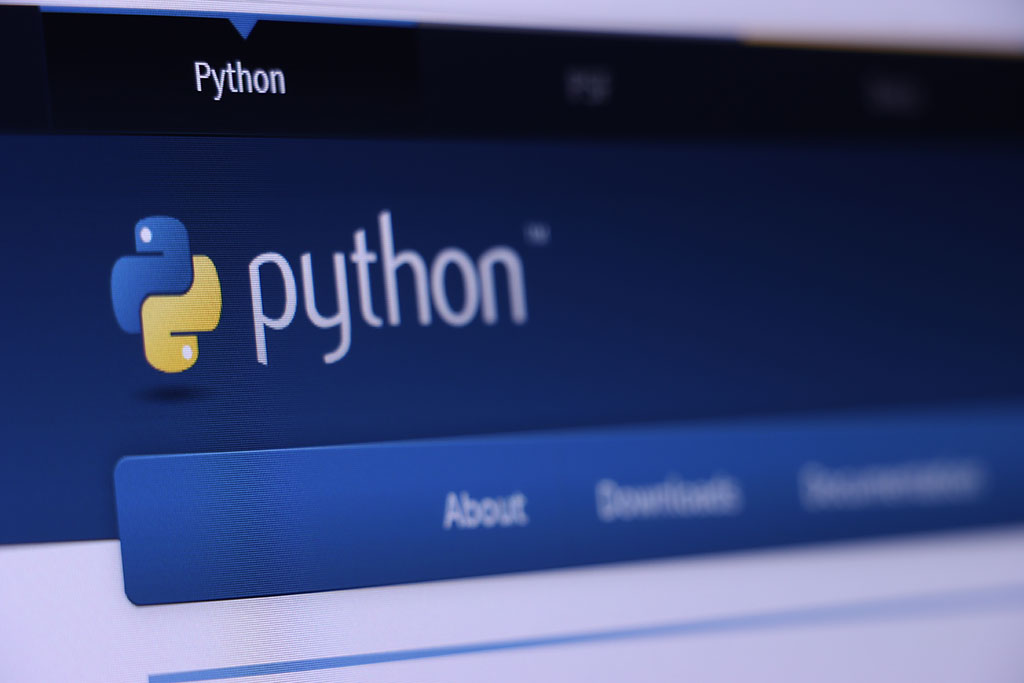 Pantalla de ordenador con la herramienta de análisis de datos, Python