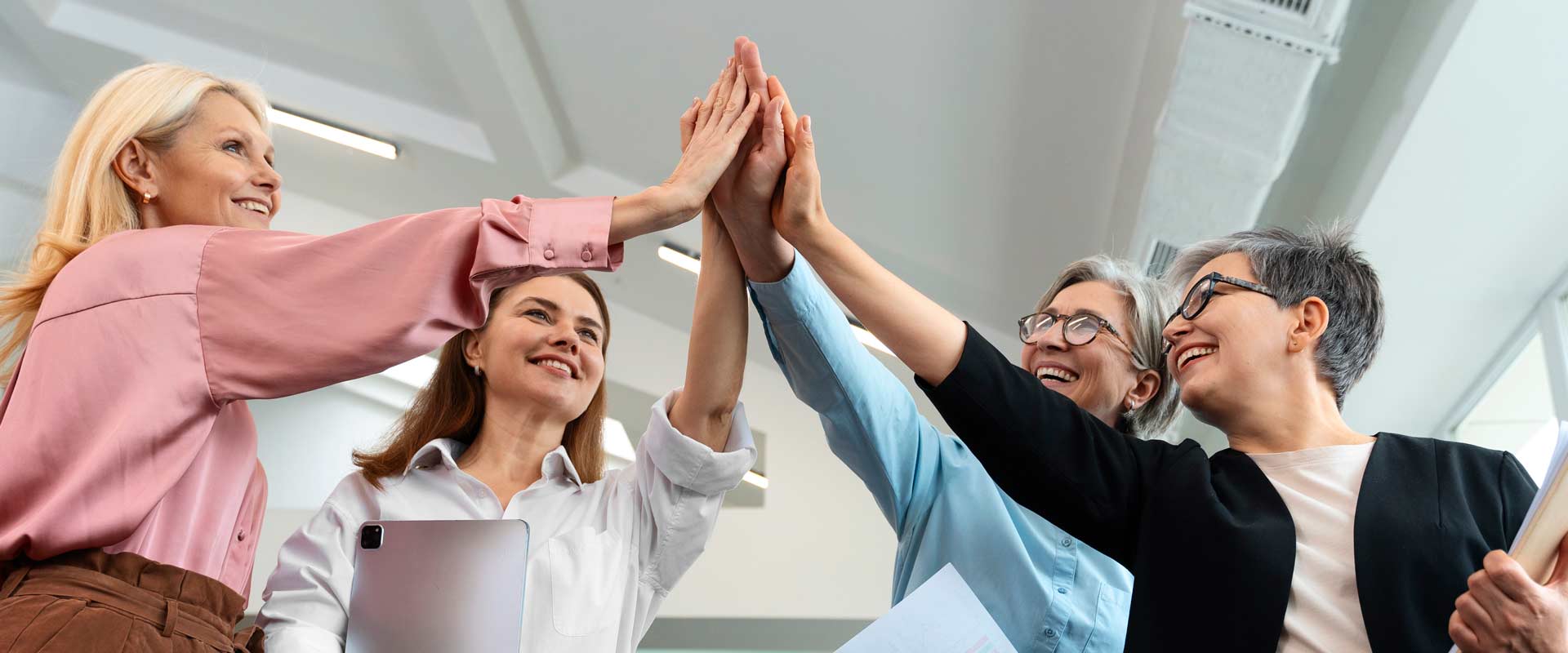 Personas de más de 50 años trabajando en equipo