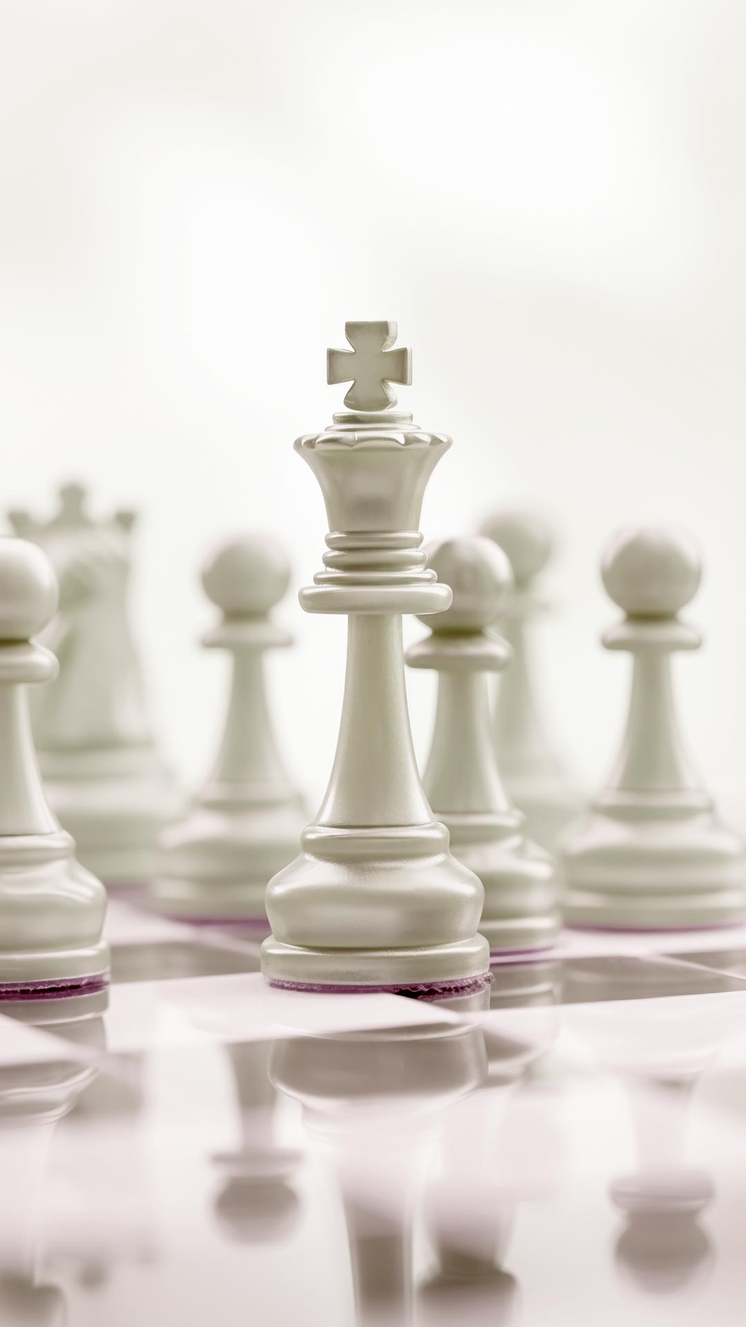 Piezas de ajedrez sobre tablero para representar estrategia empresarial.